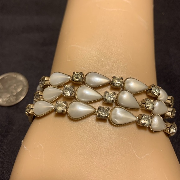 Vintage Signed LERU Faux Teardrop Pearl & Rhinestone Bracelet - Picture 1 of 10